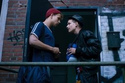 Szenenfoto und Link zum Trailer